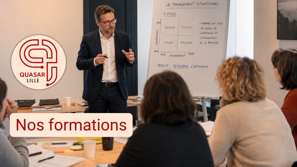 Formation en management situationnel chez Quasar Lille, avec un formateur devant un tableau et participants à une table, logo Nos formations