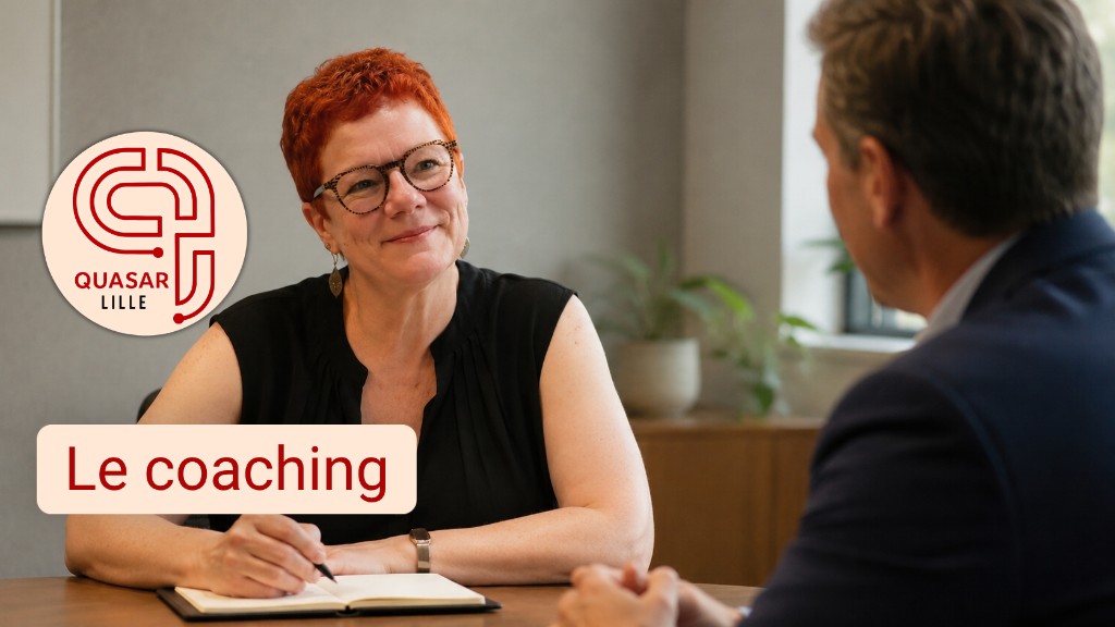 Coach de Quasar Lille lors d'une séance de coaching individuel, avec carnet de notes et badge Le coaching